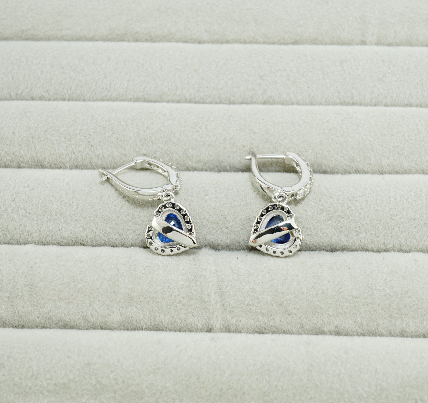 サファイア ピアス