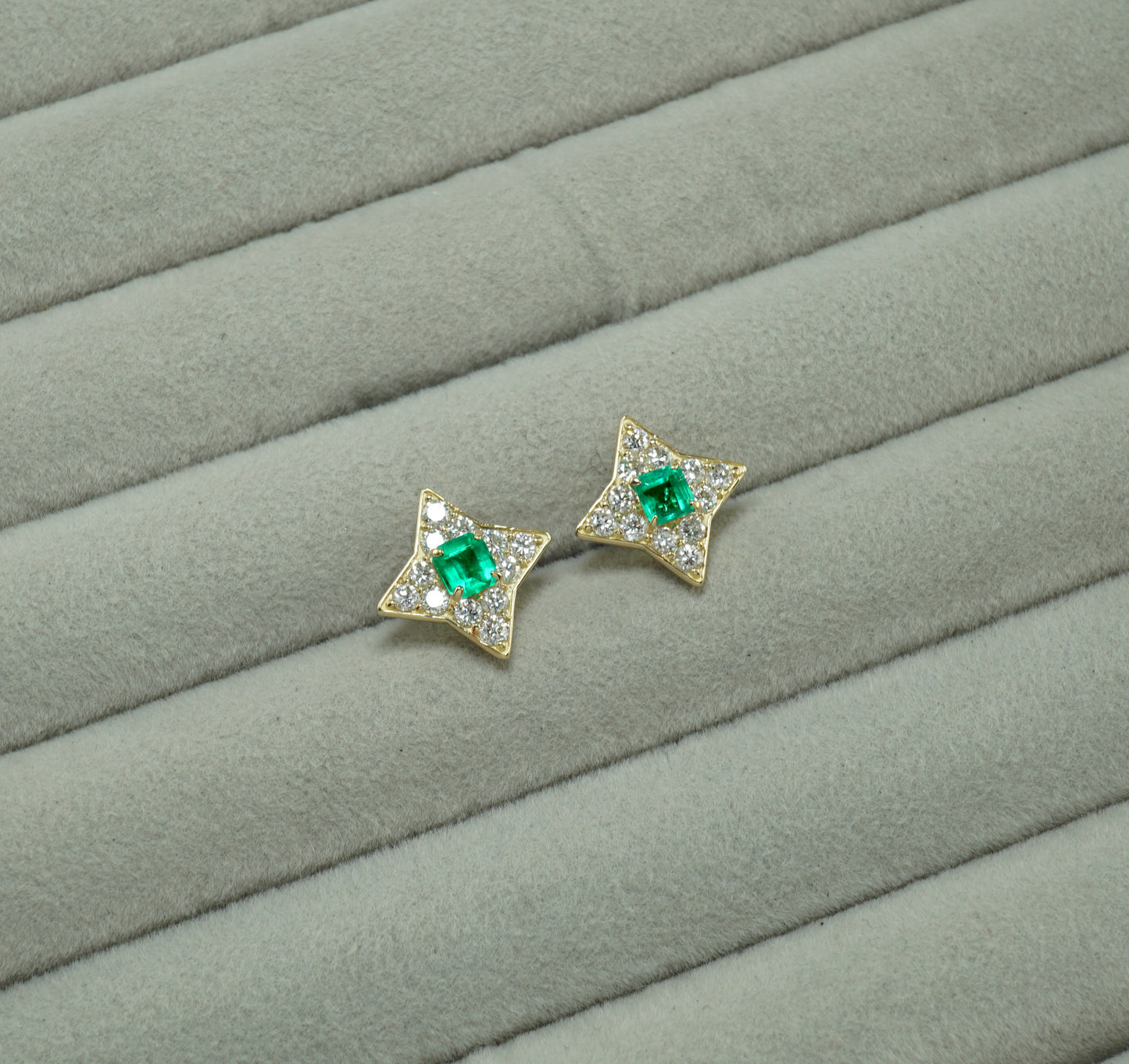 エメラルド ピアス